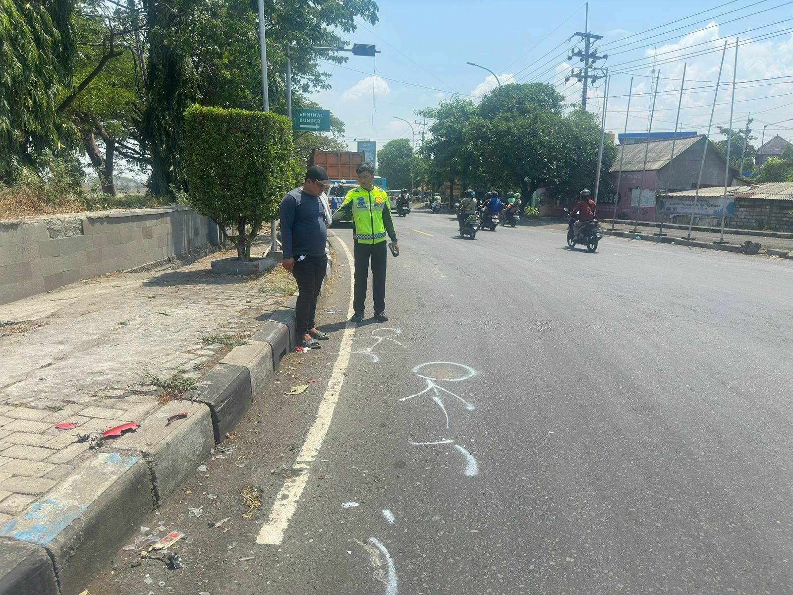 OLAH TKP : Anggota Unit Laka Satlantas Polres Gresik saat melakukan olah TKP kecelakaan di Jalan Raya Desa Banjarsari, Kecamatan Cerme, Kabupaten Gresik.