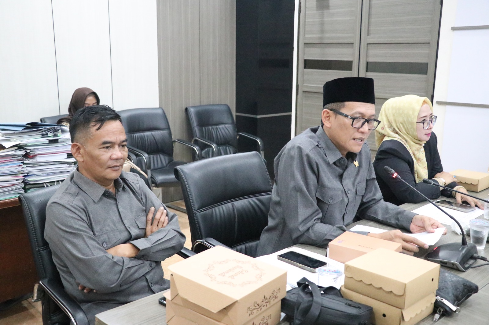 Komisi III DPRD Gresik saat menggelar rapat dengar pendapat dengan Dinas PU terkait KUA-PPAS 2025.