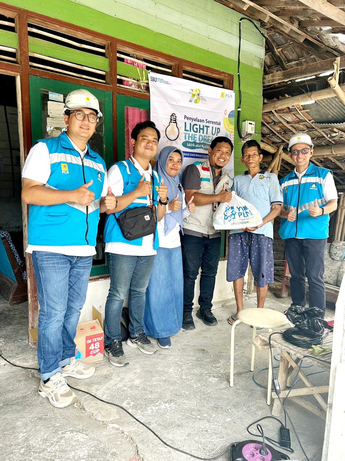 Peduli : Abdul Rohman menerima program penyambungan listrik gratis dan bantuan sembako dari manajemen PLN UP3 Gresik.