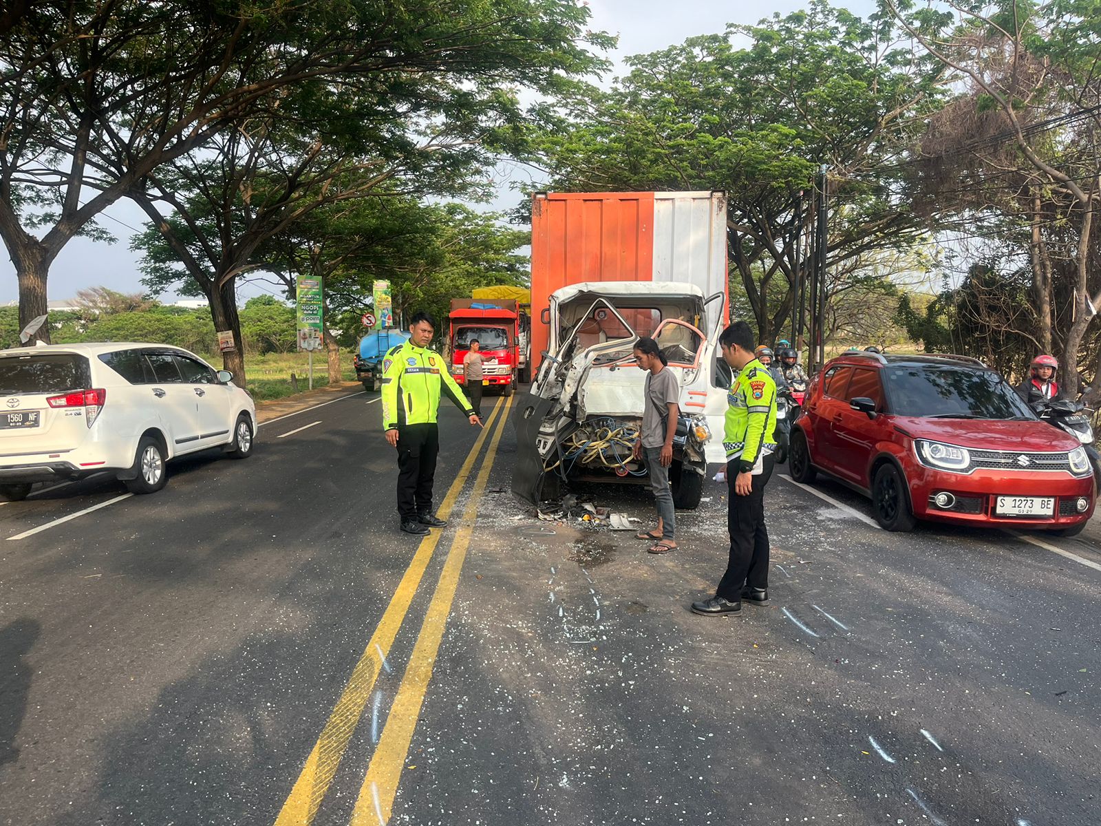OLAH TKP : Anggota Unit Laka Satlantas Polres Gresik saat melakukan olah TKP kecelakaan di Jalan Raya Desa Banjarsari, Kecamatan Cerme, Kabupaten Gresik.
