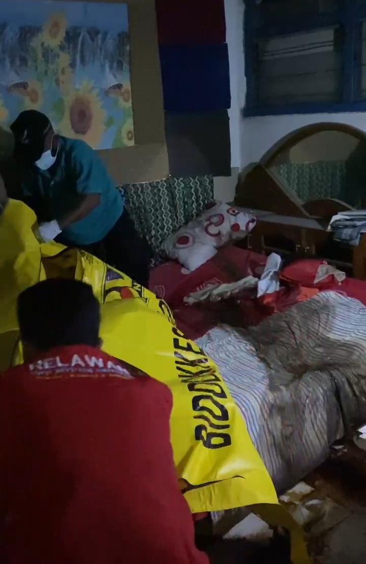 EVAKUASI : Petugas medis dibantu anggota Polsek Driyorejo saat melakukan evakuasi korban di Griya Kencana, Desa Mojosarirejo, Kecamatan Driyorejo, Kabupaten Gresik, Jumat (25/10).