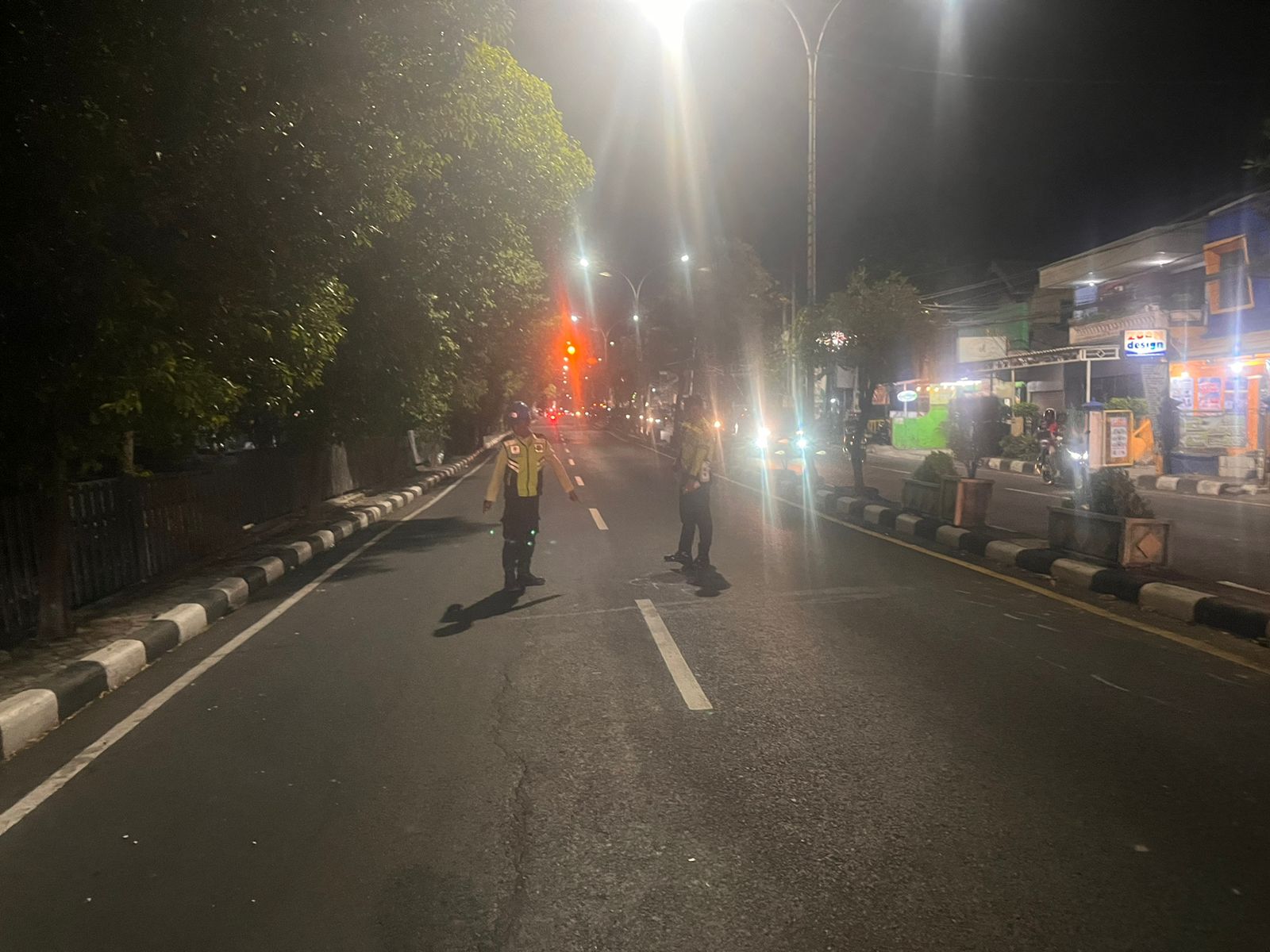 OLAH TKP : Anggota Unit Laka Satlantas Polres Gresik saat melakukan olah TKP kecelakaan di Jalan Raya RA Kartini, Kelurahan Tlogobendung, Kecamatan Kebomas Kabupaten Gresik