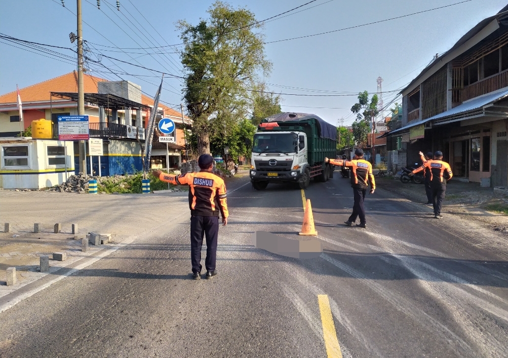 Petugas Dishub Gresik terus disiagakan di depan TKP Ngawen, Sidayu untuk memastikan truk tidak melintas saat jam larangan operasional.