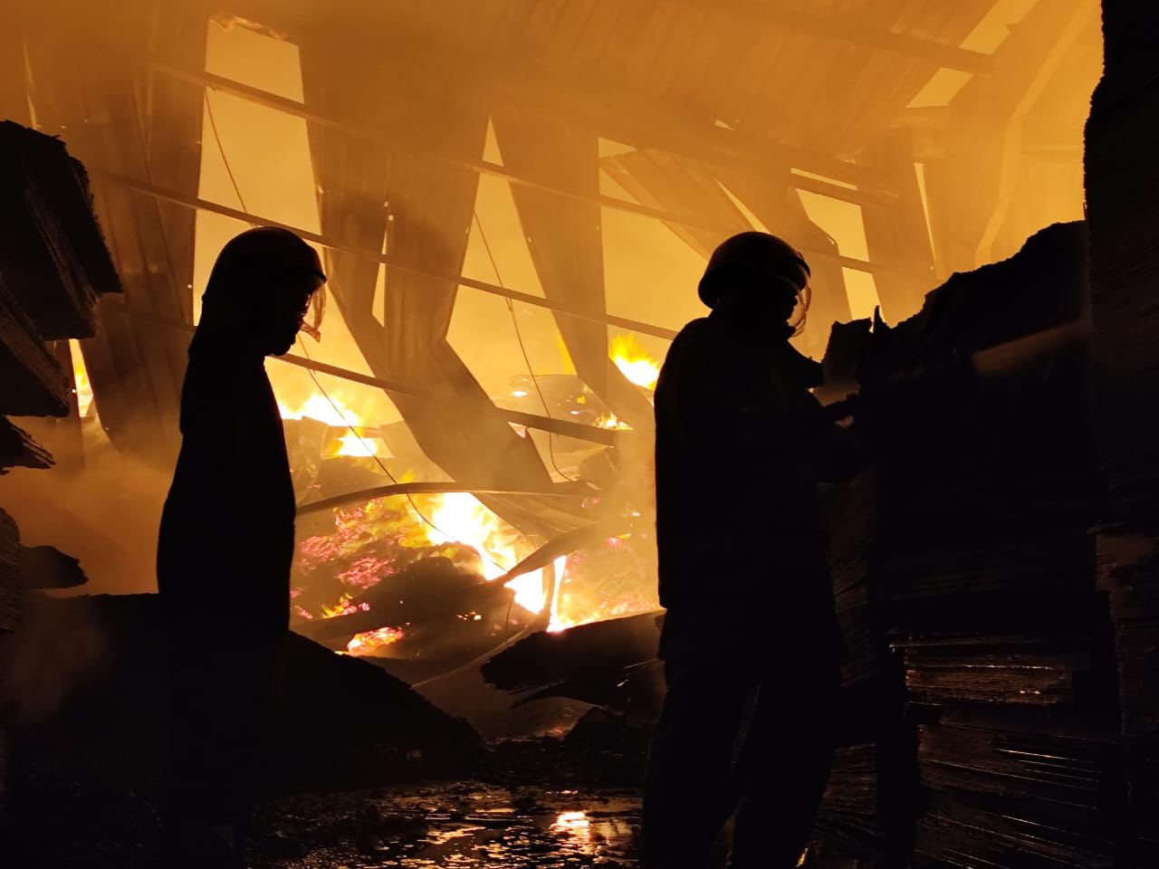 LUDES: Pabrik Kayu PT. Kayu Multiguna Indonesia (KMGI) yang berlokasi di Jalan Segoromadu I no 26, Kebonpoh, Gending, Kecamatan Kebomas, Kabupaten Gresik ludes terbakar, Sabtu (26/10).