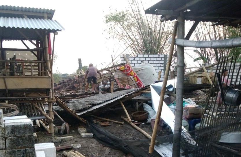 PENDATAAN : Petugas BPBD Gresik dibantu Forkopimcam saat melakukan pendataan dan memberikan bantuan terpal kepafa warga terdampak angin puting beliung.