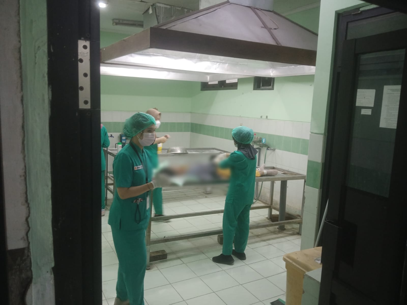 MENINGGAL : Dua korban kecelakaan di Jalan Raya Morowudi, Kecamatan Cerme saat berada di kamar jenazah RSUD Ibnu Sina.