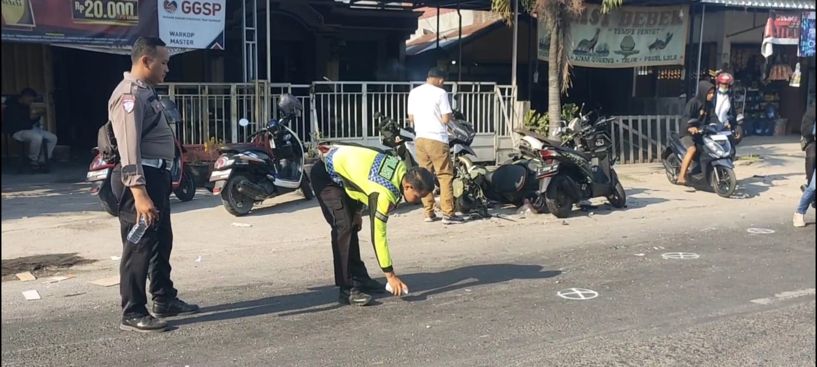 OLAH TKP: Polisi sedang melakukan olah TKP kecelakaan di Morowudi yang menyebabkan dua orang meninggal.