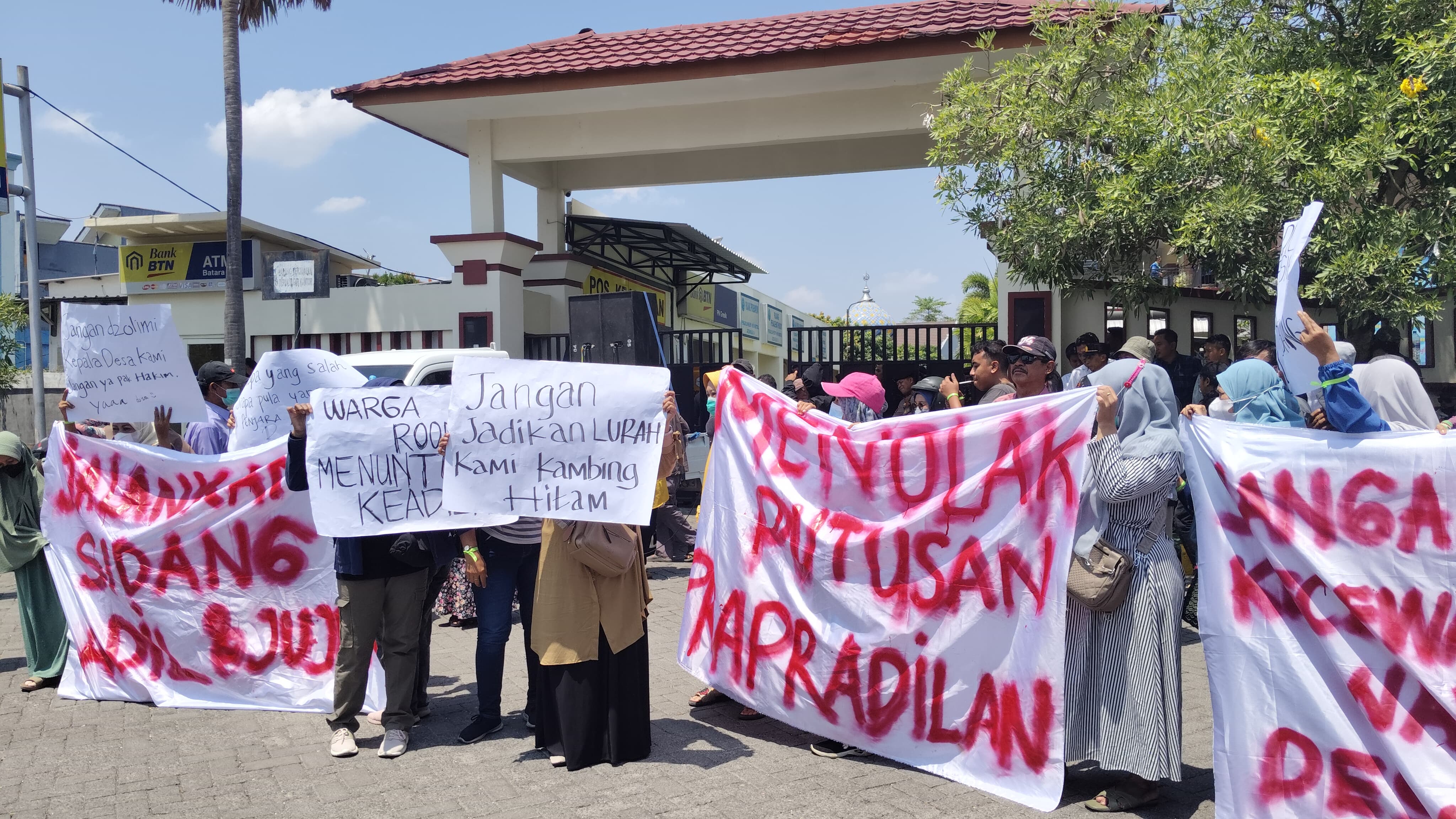 DEMO : Ratusan warga Desa Roomo, Kecamatan Manyar saat melakukan ujuk rasa di depan kantor PN Gresik