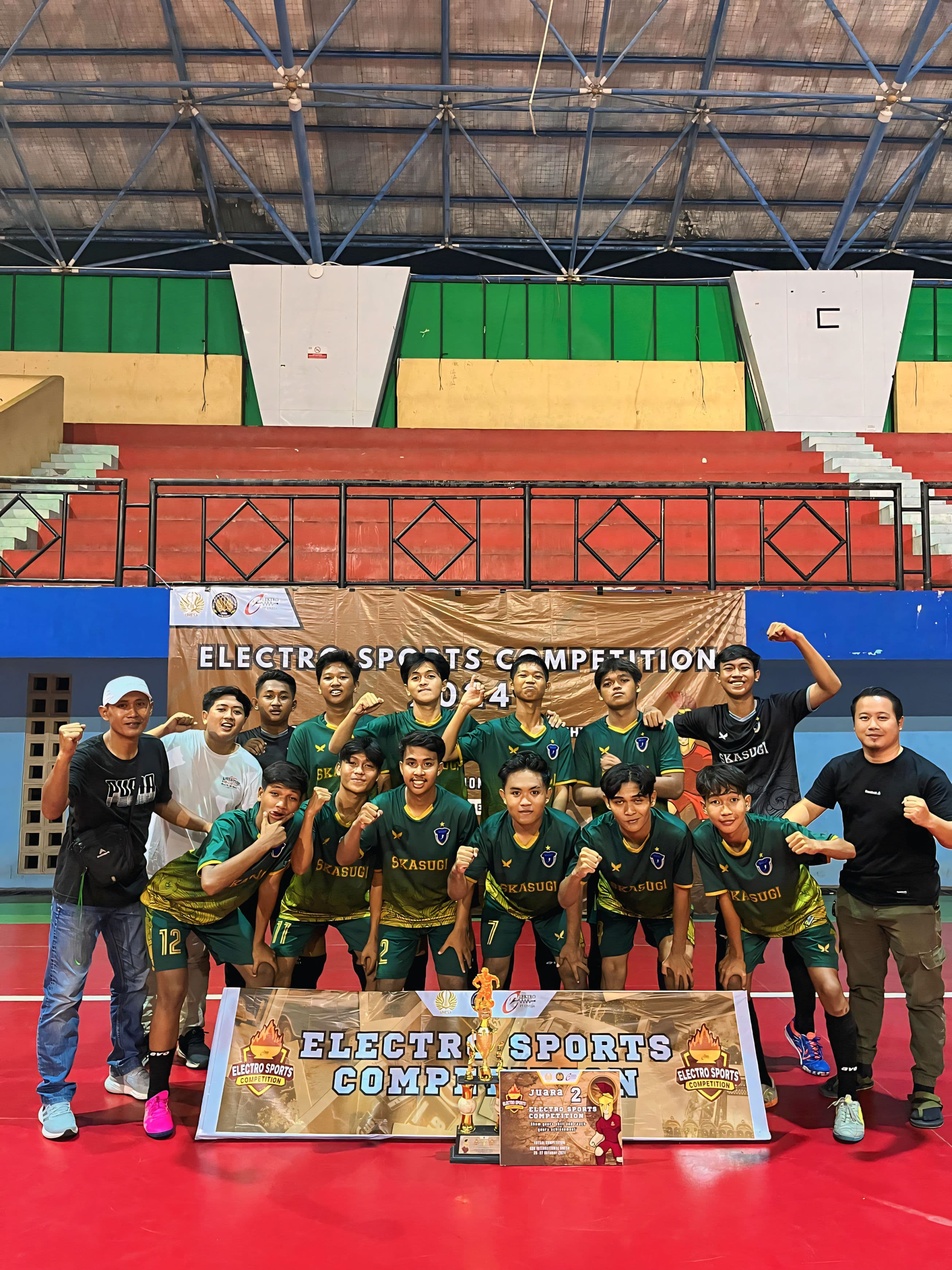 Juara : Para pemain dan official tim futsal SMKS Sunan Giri Menganti berhasil menjadi runner up ESC kompetisi futsal SMA se-Jawa Timur di UNESA.