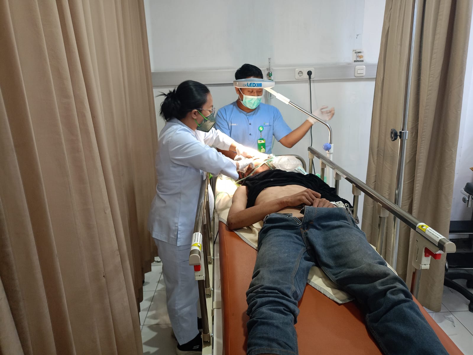 PERAWATAN : Terduga pelaku pencurian motor Ilham Dewanta saat mendpatakanoerwatan medis di RS Petrokimia Driyorejo, Gresik.