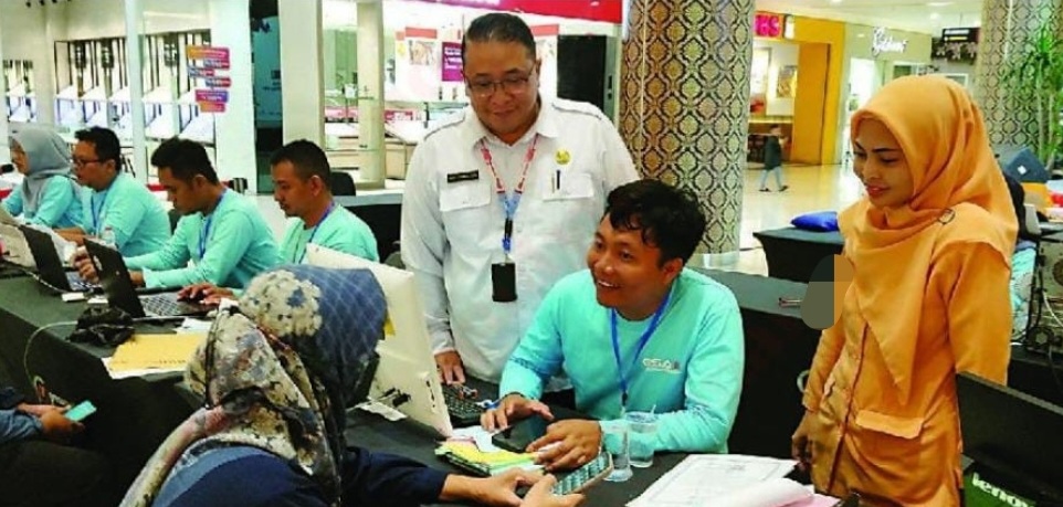 Kepala Dispendukcapil Gresik Hari Syawaludin saat memantau pelayanan administrasi kependudukan di mal.
