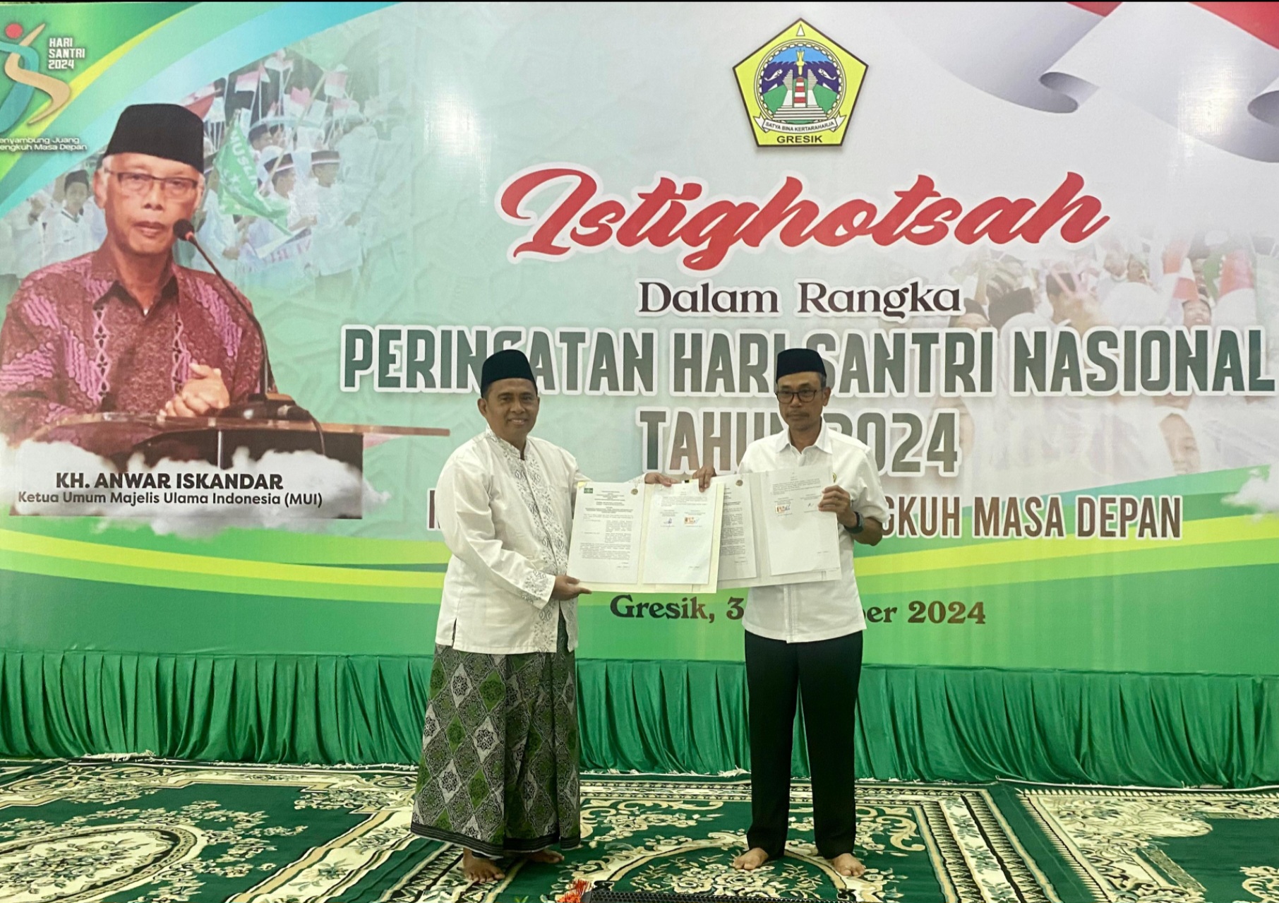 Strategis : Ketua PCNU Gresik, KH Mulyadi berfoto bersama Kepala ATR/BPN Gresik, Kamaruddin usai menandatangani kerjasama perlindungan aset dan wakaf NU.