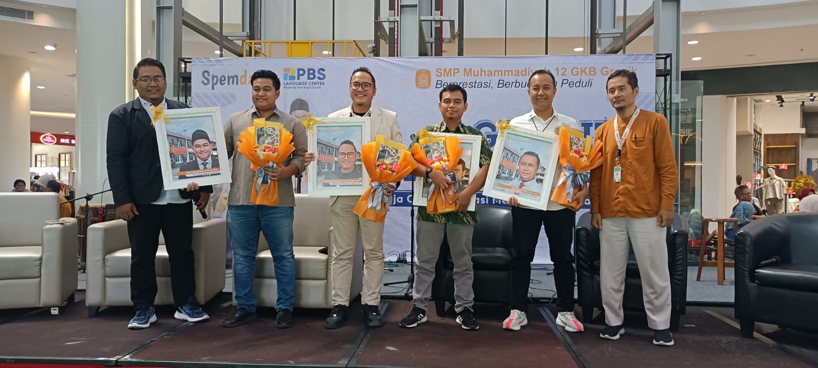Semangat Pemuda : Kepala SMP Muhammadiyah 12 GKB Yugo Triawanto, M.Si. berfoto bersama narasumber.