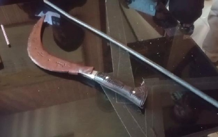 BARANG BUKTI: Clurit dan besi cor yang menjadi barang bukti penganiayaan