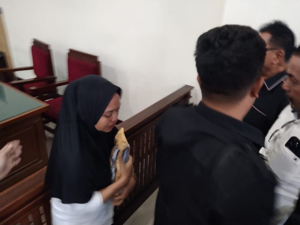 PASRAH : Terdakwa kasus penipuan haji Mitta Agustina saat menjalani sidang di PN Gresik.