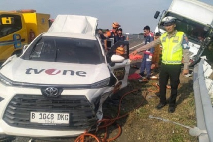 -Kecelakaan maut menimpa kru TvOne yang akan liputan investigasi ke Gresik. Rombongan kru meninggal di Tol Pemalang, Jawa Tengah pada Kamis (31/10/2024).