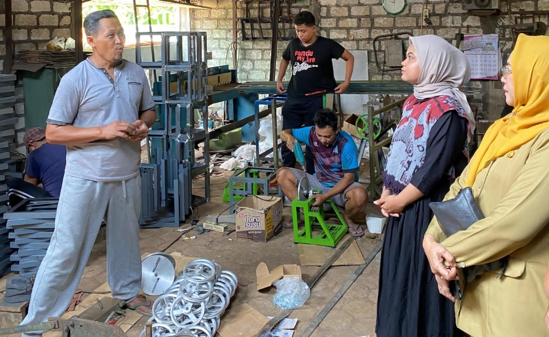 Anggota DPR RI Nila Yani saat menemui pelaku usaha di Sentra IKM Palemwatu, Menganti, Gresik.