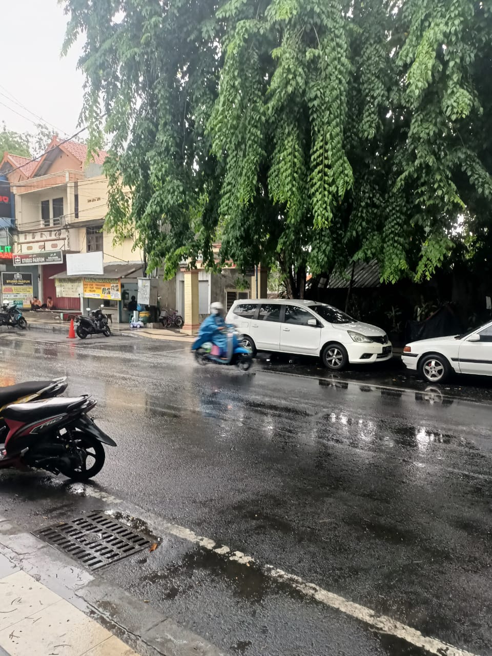 PENUH BERKAH: Hujan pertama di bulan November mengguyur Gresik.