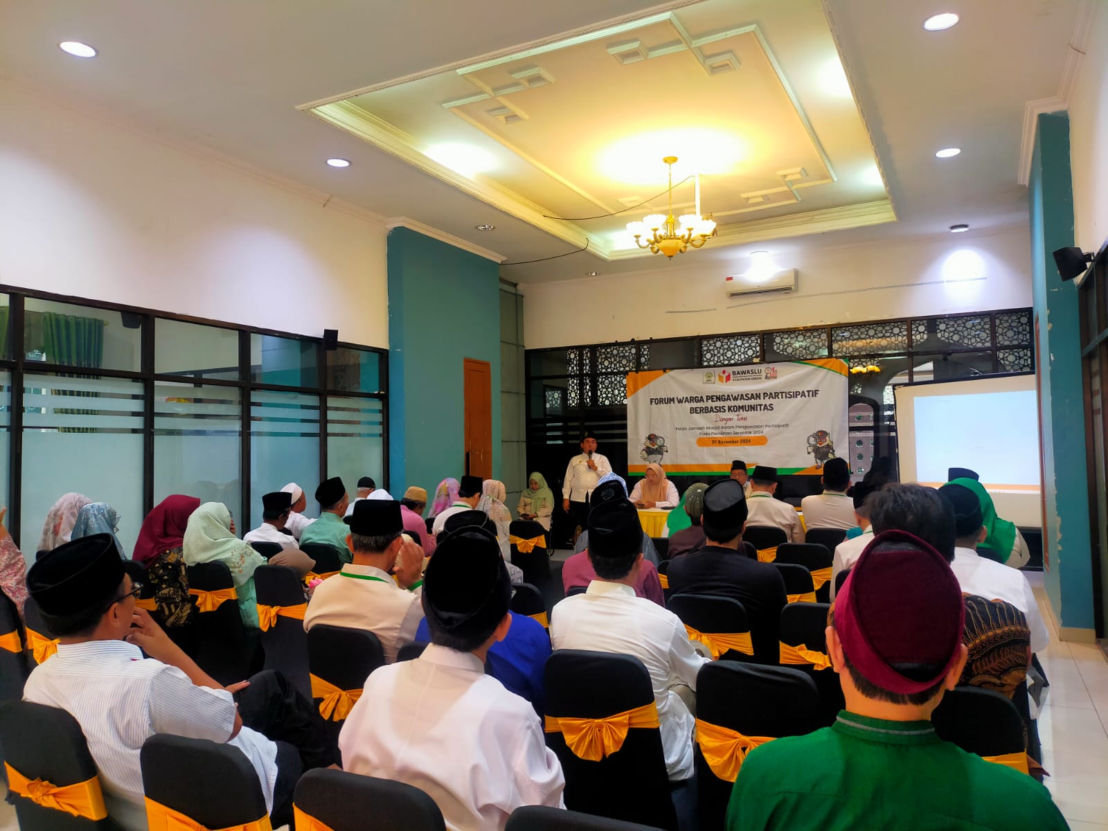 SOSIALISASI: Badan Pengawas Pemilu (BAWASLU) menggandeng Pengurus Daerah Dewan Masjid Indonesia (PD DMI) Kabupaten Gresik mengadakan acara pengawasan partisipatif berbasis warga.