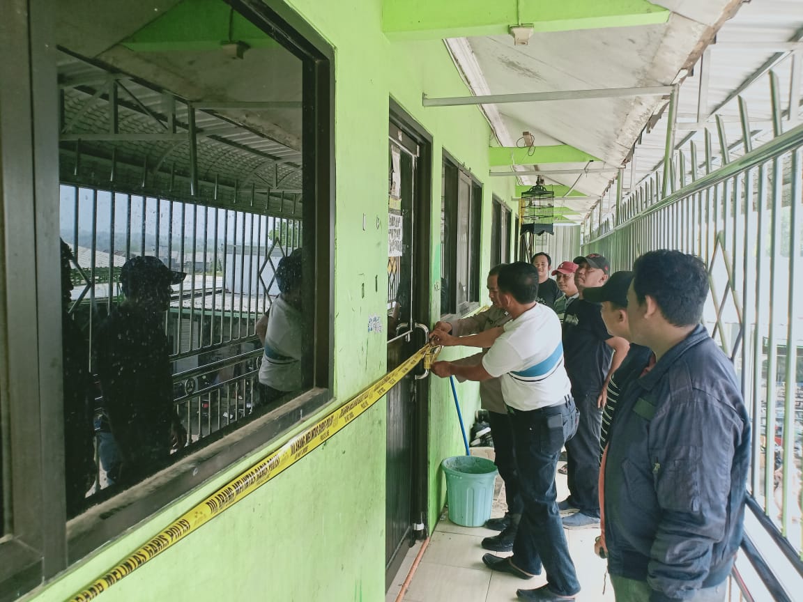 POLICE LINE : Pihak kepolisian saat memasang police line di TKP kejadian yang berada di lantai 2 ponpes wilayah Kedamean, Gresik.