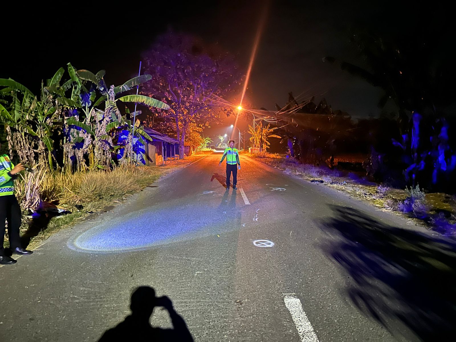 OLAH TKP: Anggota Unit Laka Satlantas Polres Gresik saat melakukan olah TKP kecelakaan di Jalan Raya Desa Lowayu, Kecamatan Dukun, Gresik.