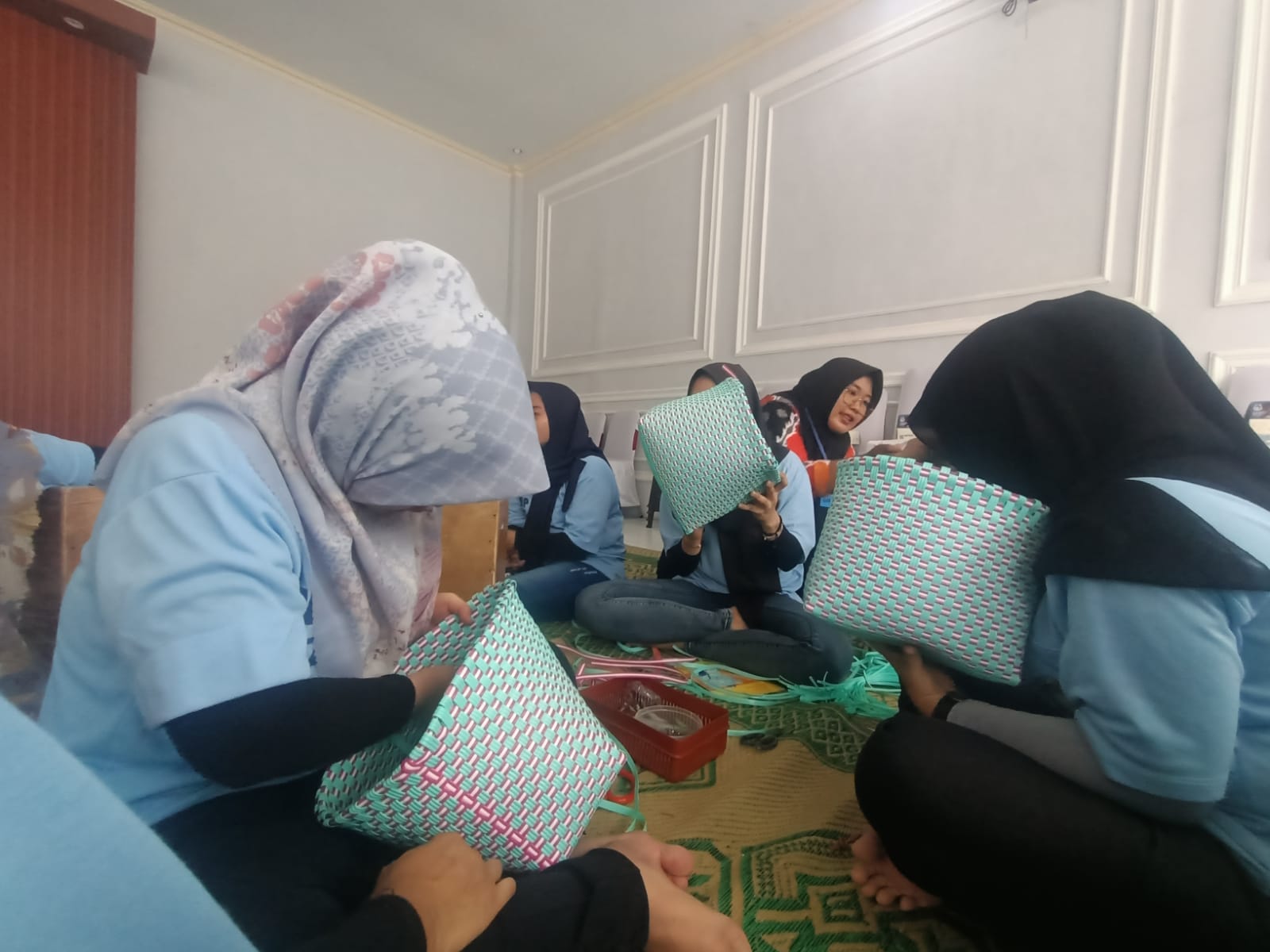 PELATIHAN : Para warga binaan perempuan di Rutan Kelas IIB Gresik sangat antusias saat mengikuti pelatihan membuat anyaman kerajinan tas.