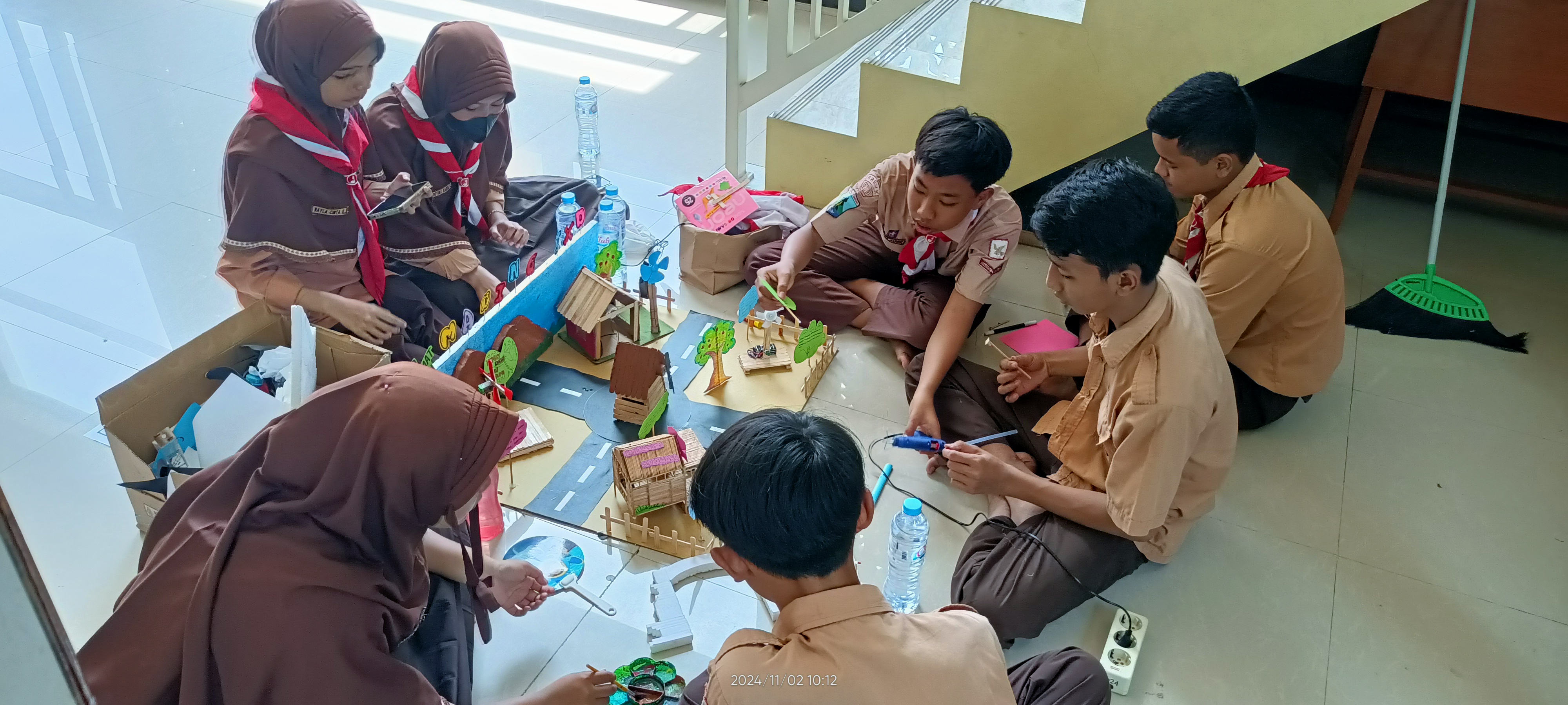 Para perwakilan kelas yang terdiri dari lima siswa menunjukkan semangat tinggi dalam mempersiapkan lomba mading.