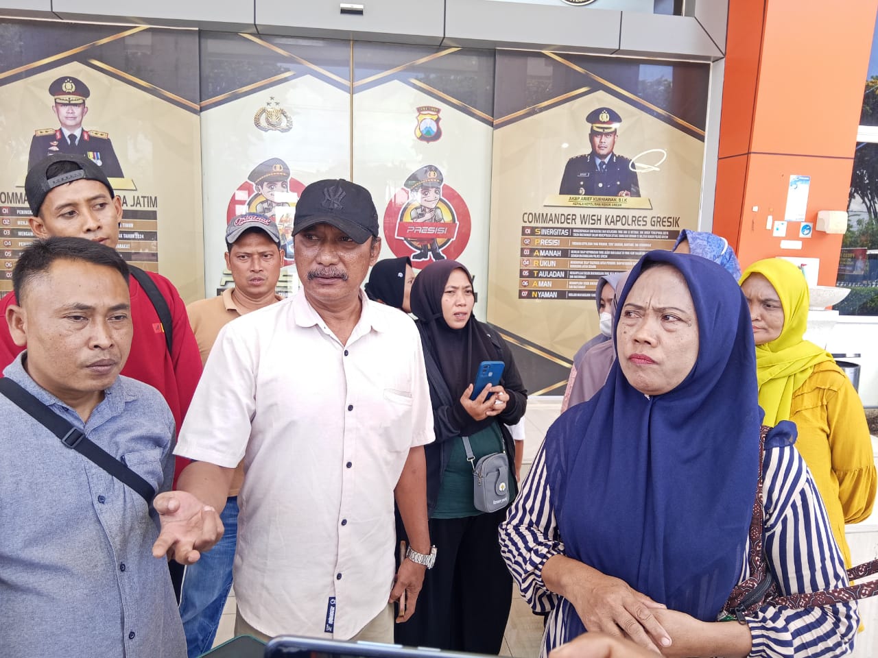 PELAPORAN: Perwakilan warga saat menunjukkan surat bukti laporan nya terhadap RWI sebagai pelaku dugaan penipuan arisan Bodong di Mapolres Gresik, Senin (4/11).