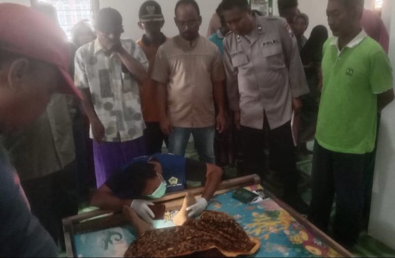 DIEVAKUASI : Anggota Polsek Dukun dibantu anggota tim medis saat mengevakuasi korban ke rumah duka.