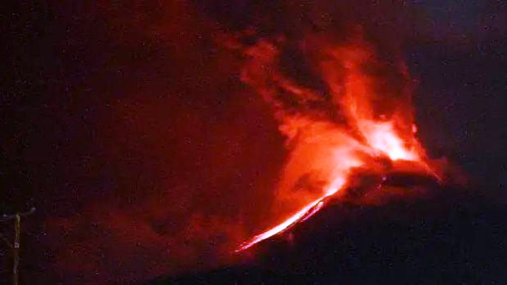 Gunung lewotobi laki-laki kecamatan Wulanggitang, Ile Blura,Flores Timur, NTT meletus mengeluarkan dentuman