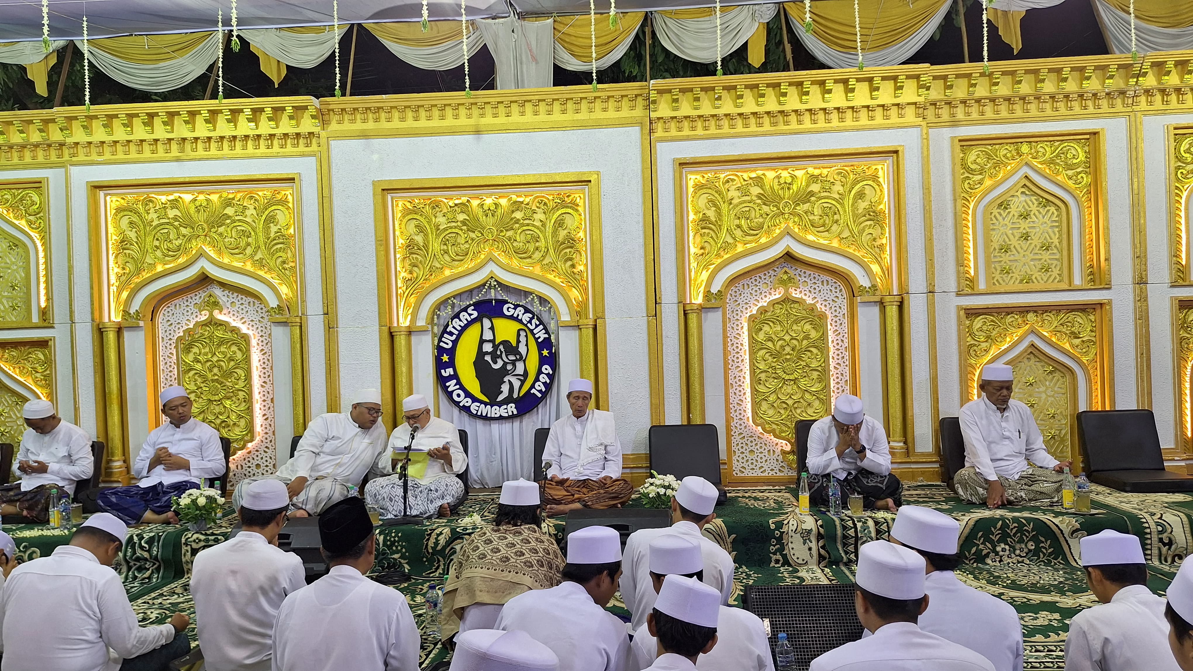 DOA BERSAMA : Ribuan Ultras Gresik saat menggelar Dzikir dan Doa bersama untuk memperingati HUT Ultra Gresik ke 25 Tahun di markas besar Ultras Gresik di Jalan Proklamasi No 11 Kecamatan Gresik Kabupa