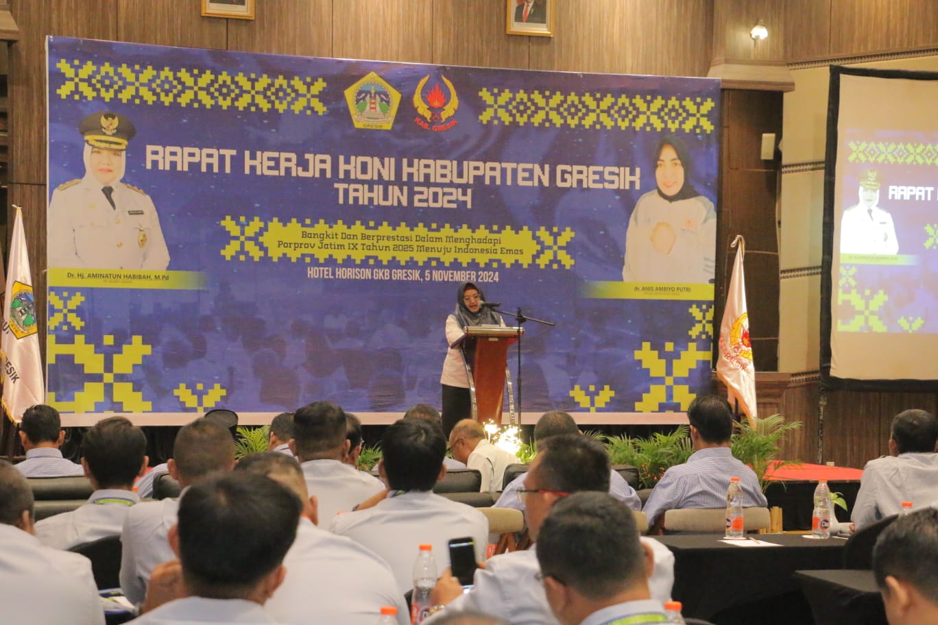 Plt Bupati Gresik, Aminatun Habibah saat membuka rapat kerja KONI Gresik.