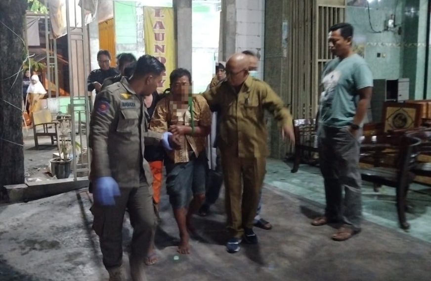 Petugas URC Dinsos dan Satpol PP Gresik saat mengamankan ODGJ di Desa Domas, Kecamatan Menganti.