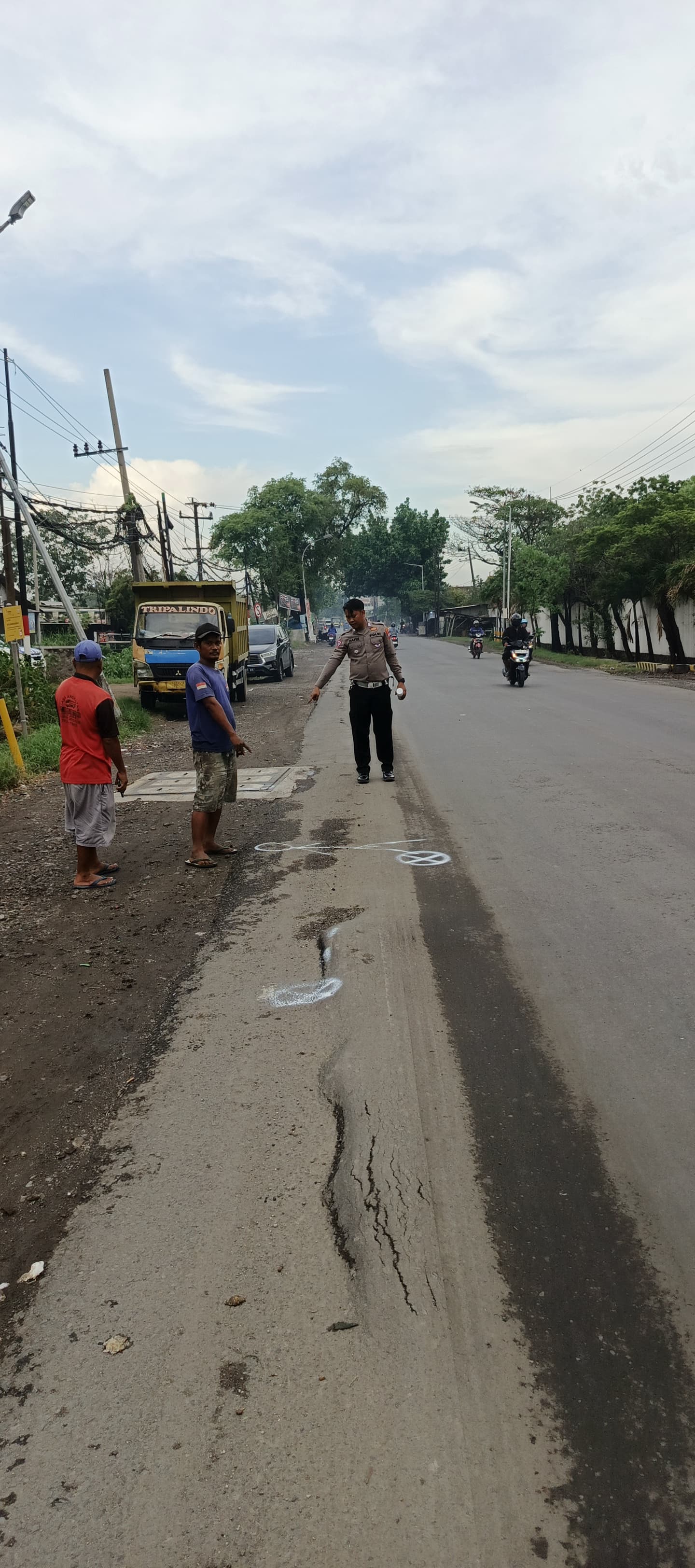OLAH TKP: Anggota Unit Laka Satlantas Polres Gresik saat melakukan olah TKP Kecelakaan di Jalan Raya Desa Sumengko, Kecamatan Wringinanom, Kabupaten Gresik, Senin (4/11).