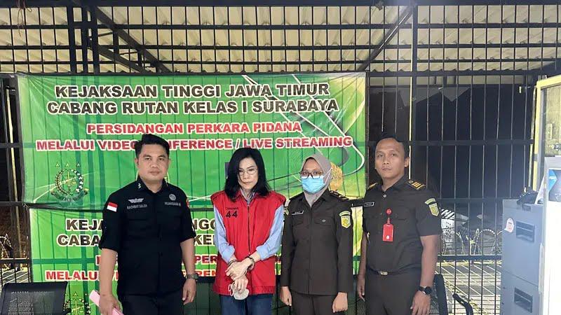 Kejaksaan Agung (Kejagung) menetapkan Meirizka Widjaja (MW), ibu dari Ronald Tannur, sebagai tersangka