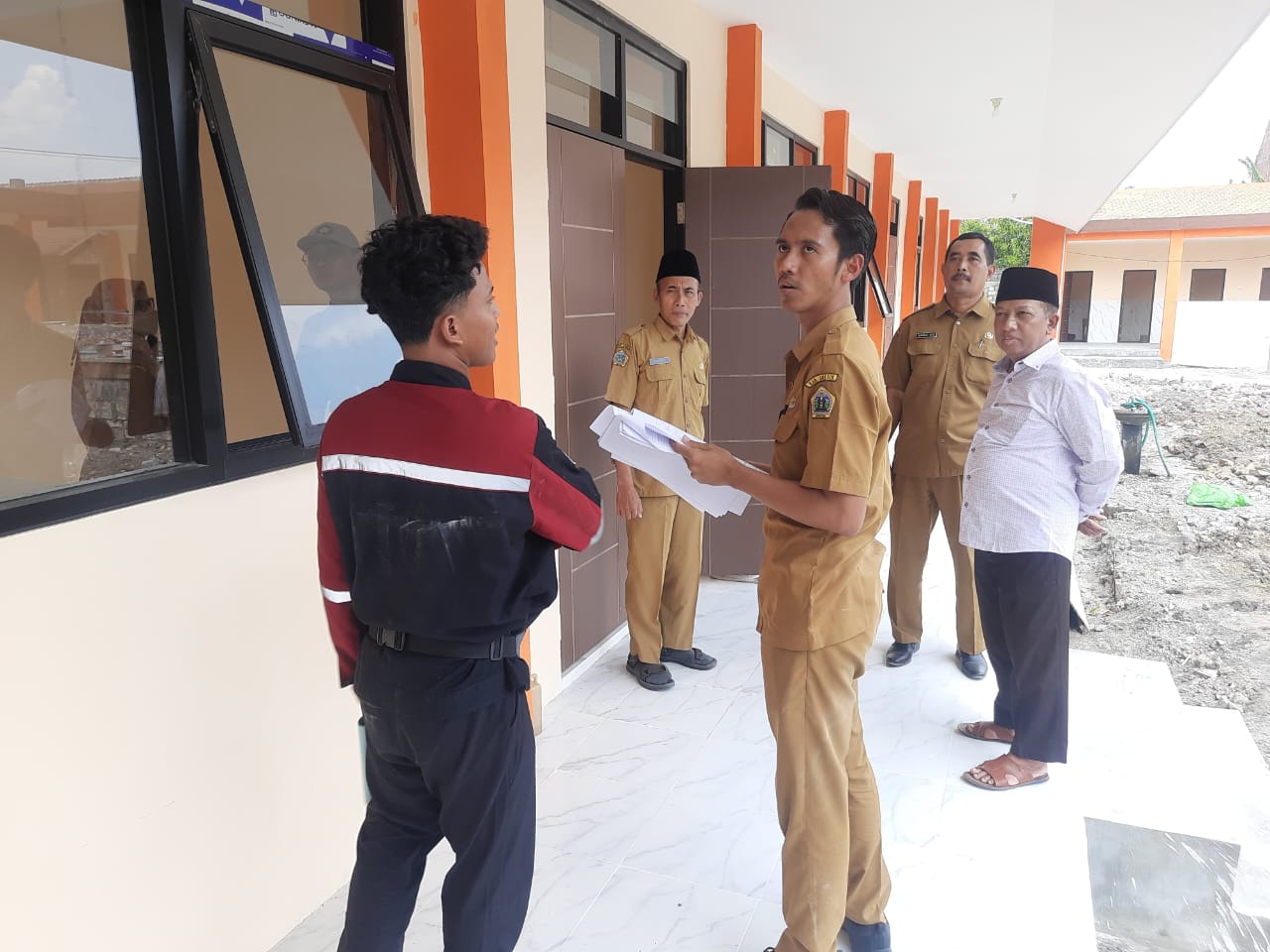 Dispendik bersama Inspektorat Gresik saat memantau pembangunan SMPN 1 Benjeng.