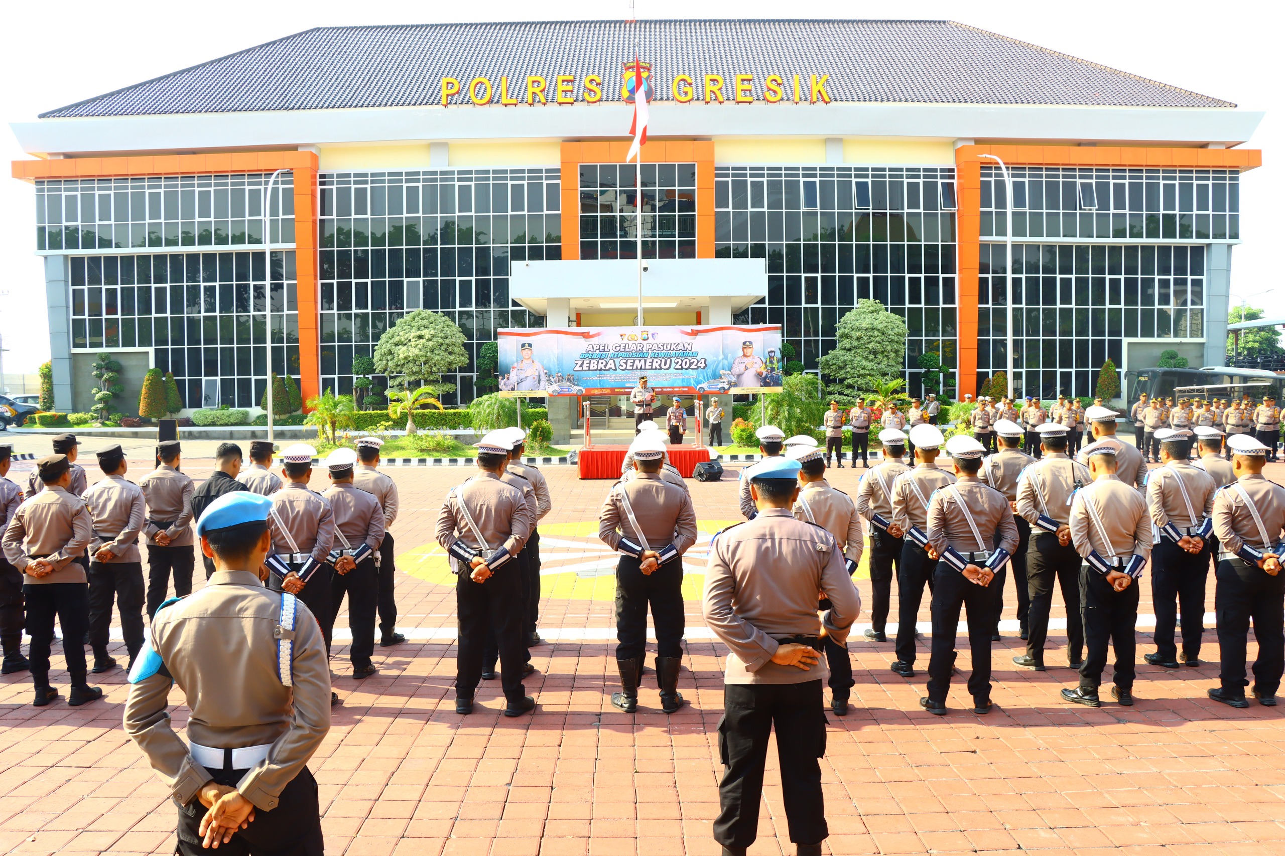 PENGAMANAN : Ratusan anggota Polres Gresik diterjunkan untuk melakukan pengamanan debat Publik perdana Pilkada Gresik.