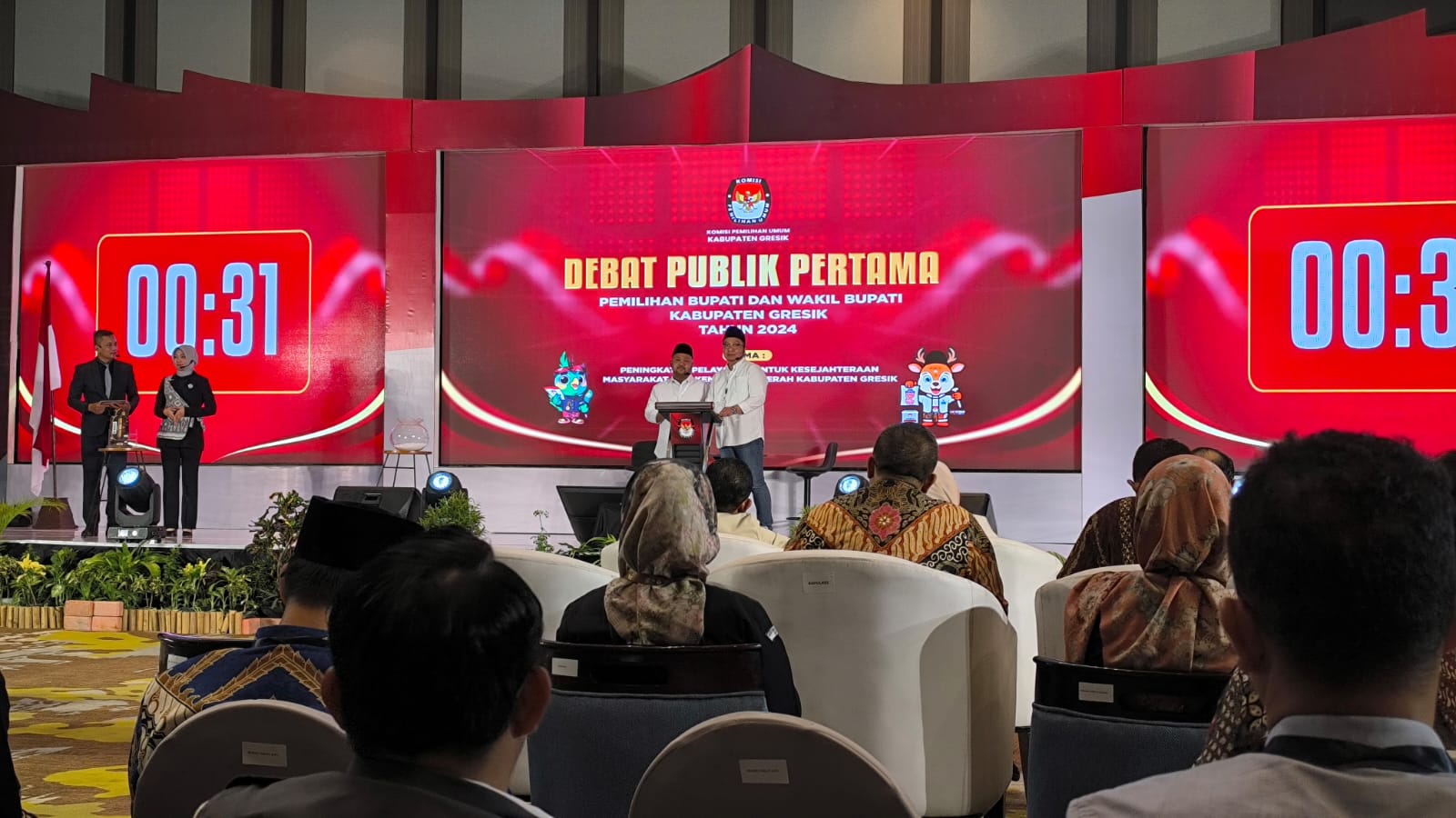 Paslon Pilkada Gresik 2024 Yani - Alif saat menjawab pertanyaan yang diberikan para panelis.