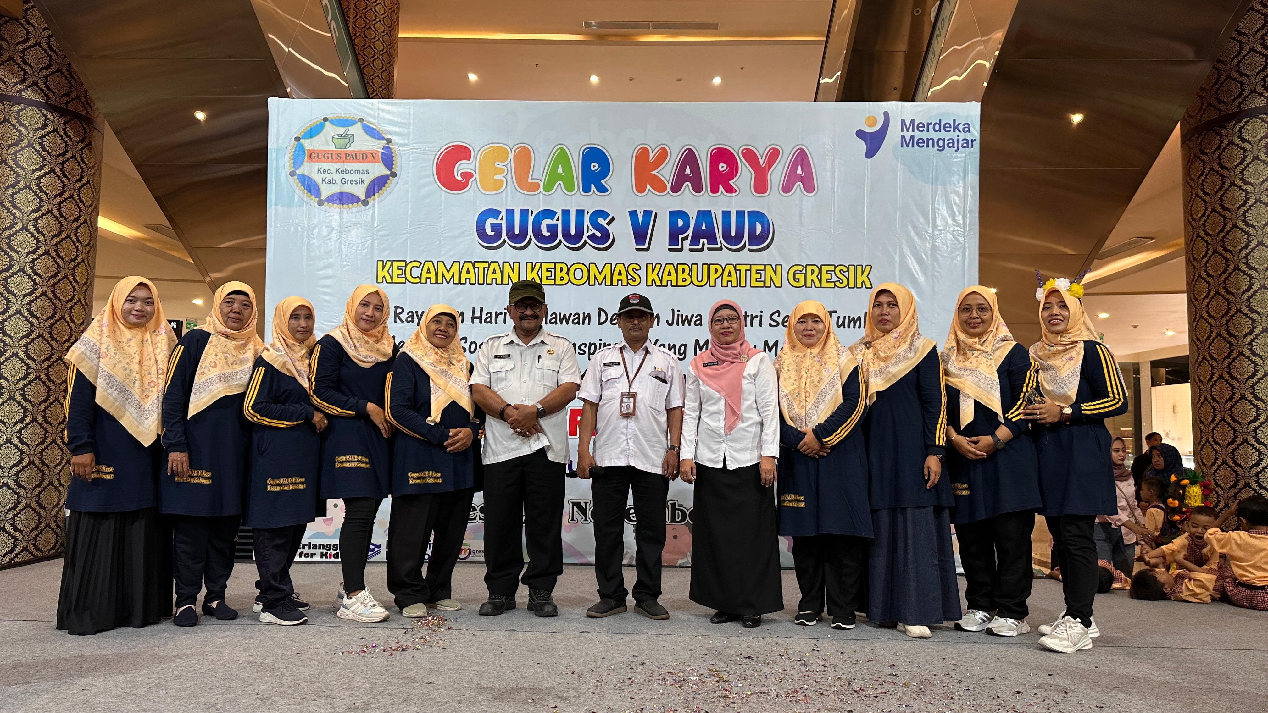 SEMANGAT : Kepala TK Gugus V PAUD Kebomas berfoto saat acara Panen Gelar Karya P5 di atrium Gresmall.