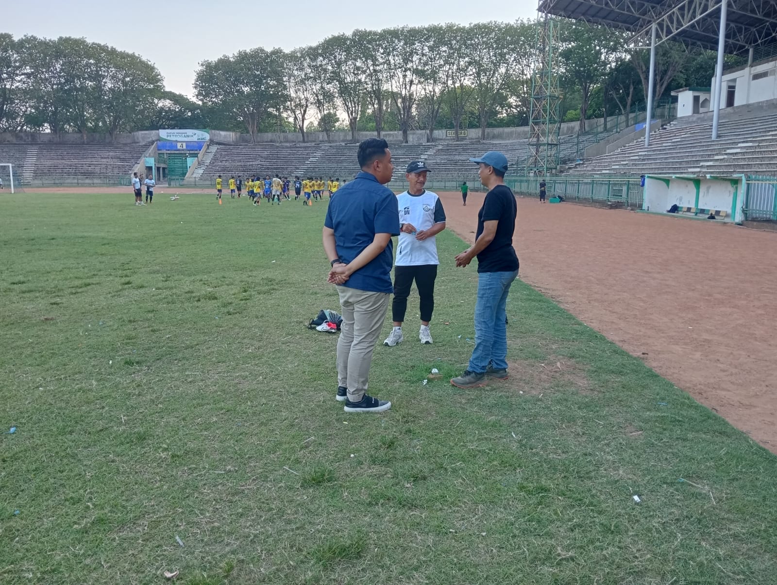 BERJUANG: Djajang Nurdjaman langsung tancap gas melatih pemain Gresik United.