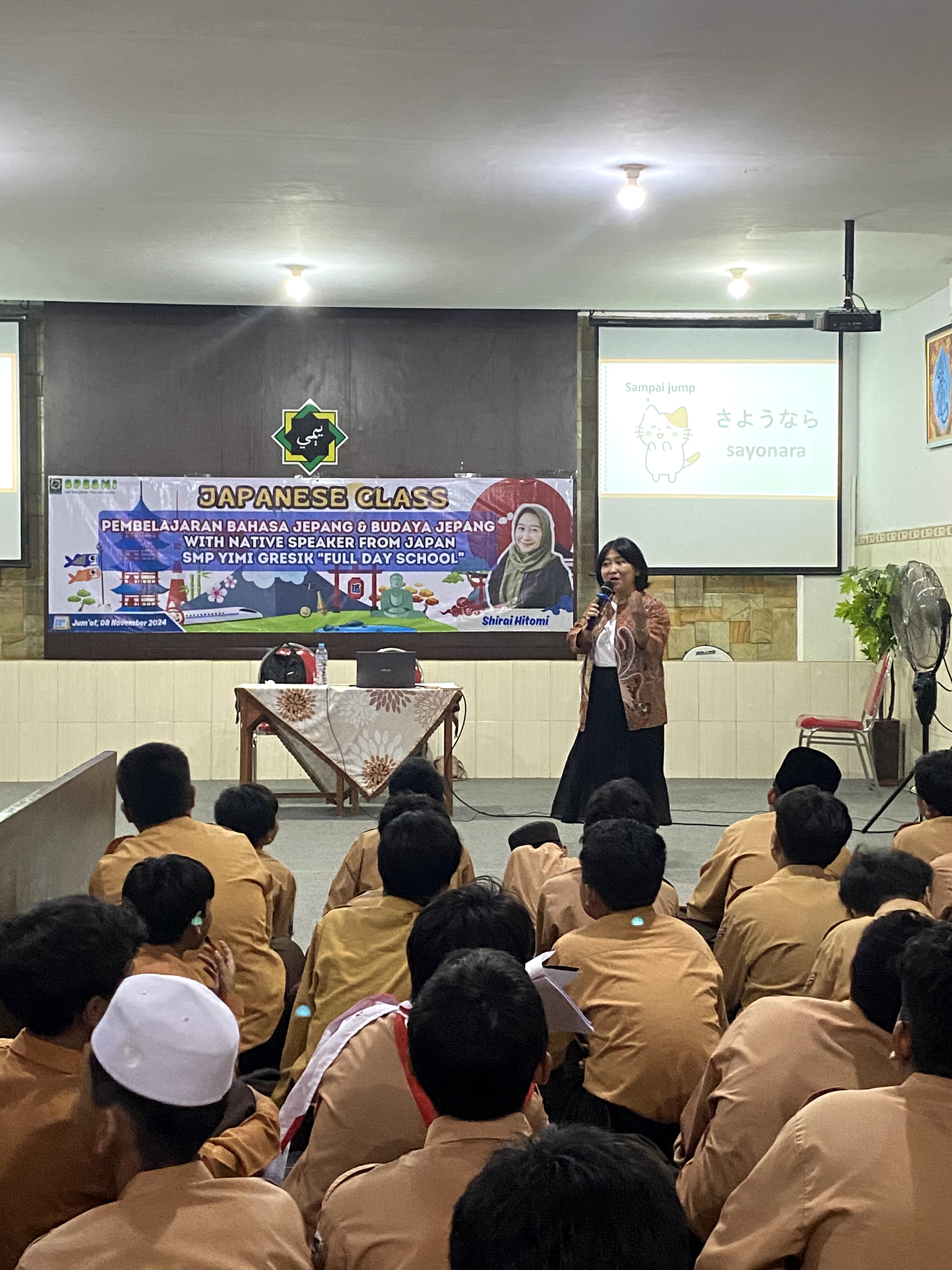 Antusias : Siswa SMP YIMI belajar bahasa Jeoang bersama Shirai Hitomi, Native speaker asal Jepang.