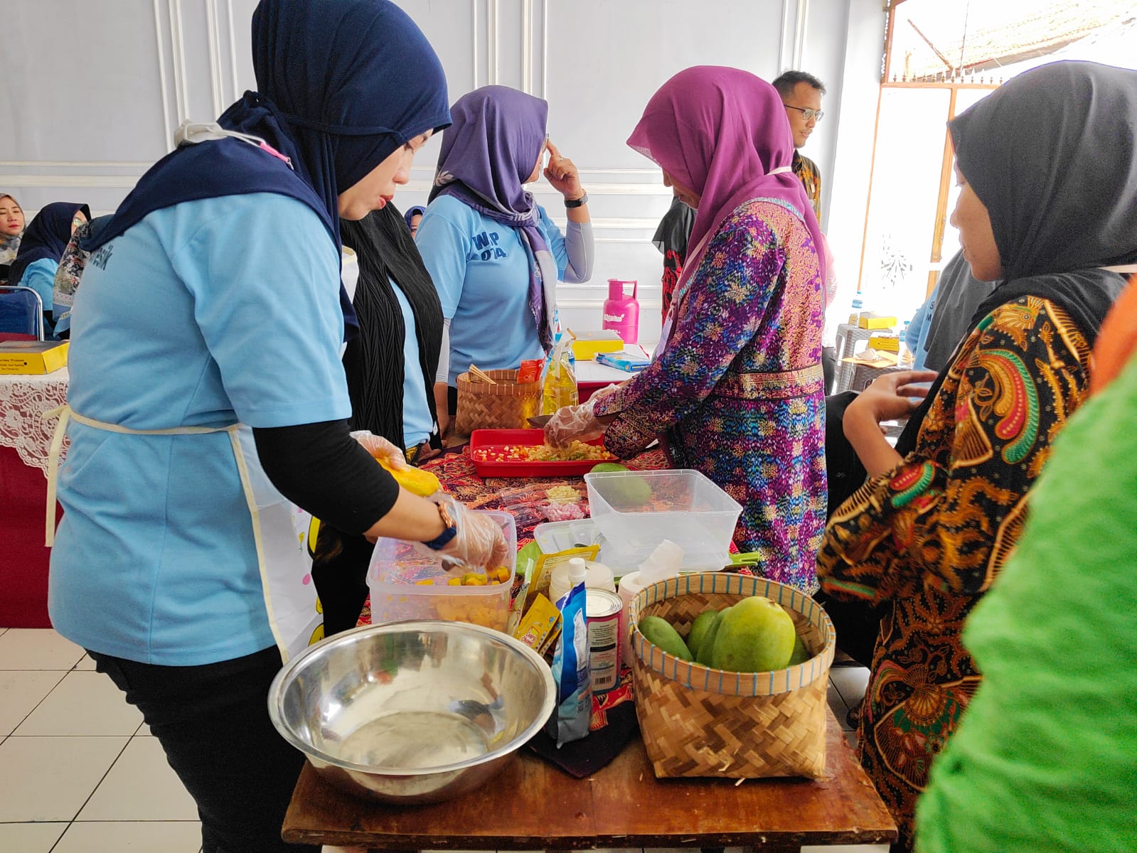 LATIH KEMANDIRIAN: Warga binaan perempuan sedang praktir membuak mango milk cheese di Rutan Gresik, Jumat (8/11).