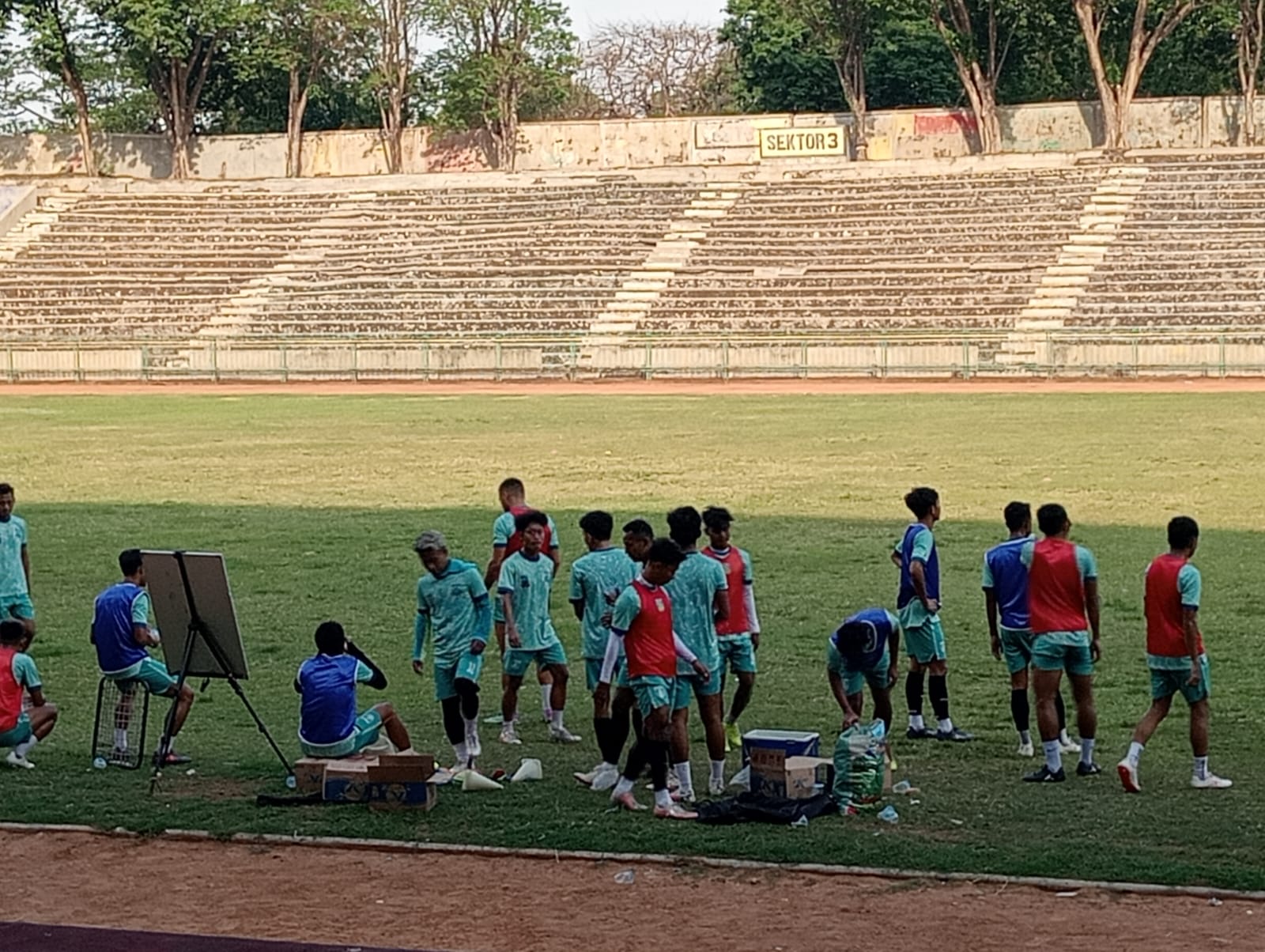 LATIHAN : Para pemain Gresik United saat berlatih menjelang bertanding melawan Persela Lamongan.