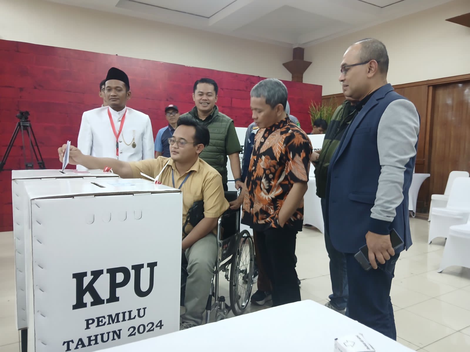 KPU Jatim bersama KPU Gresik saat menggelar kegiatan simulasi pemungutan dan perhitungan suara jelang Pilkada 2024.