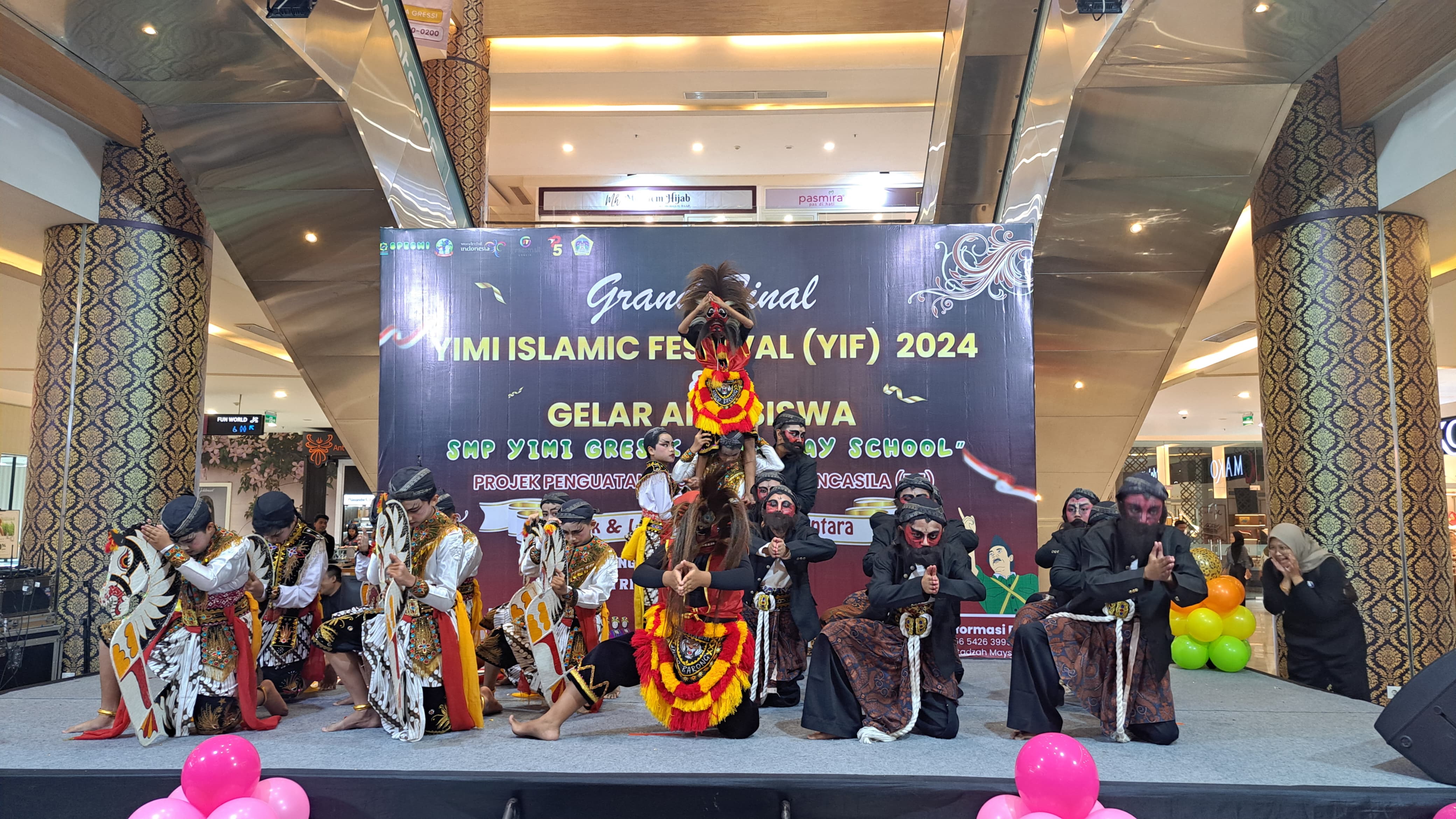 Implementasi P5 : Siswa SMP YIMI menyuguhkan kreasi lagu dan tarian di hadapan para pengunjung Gresmall.