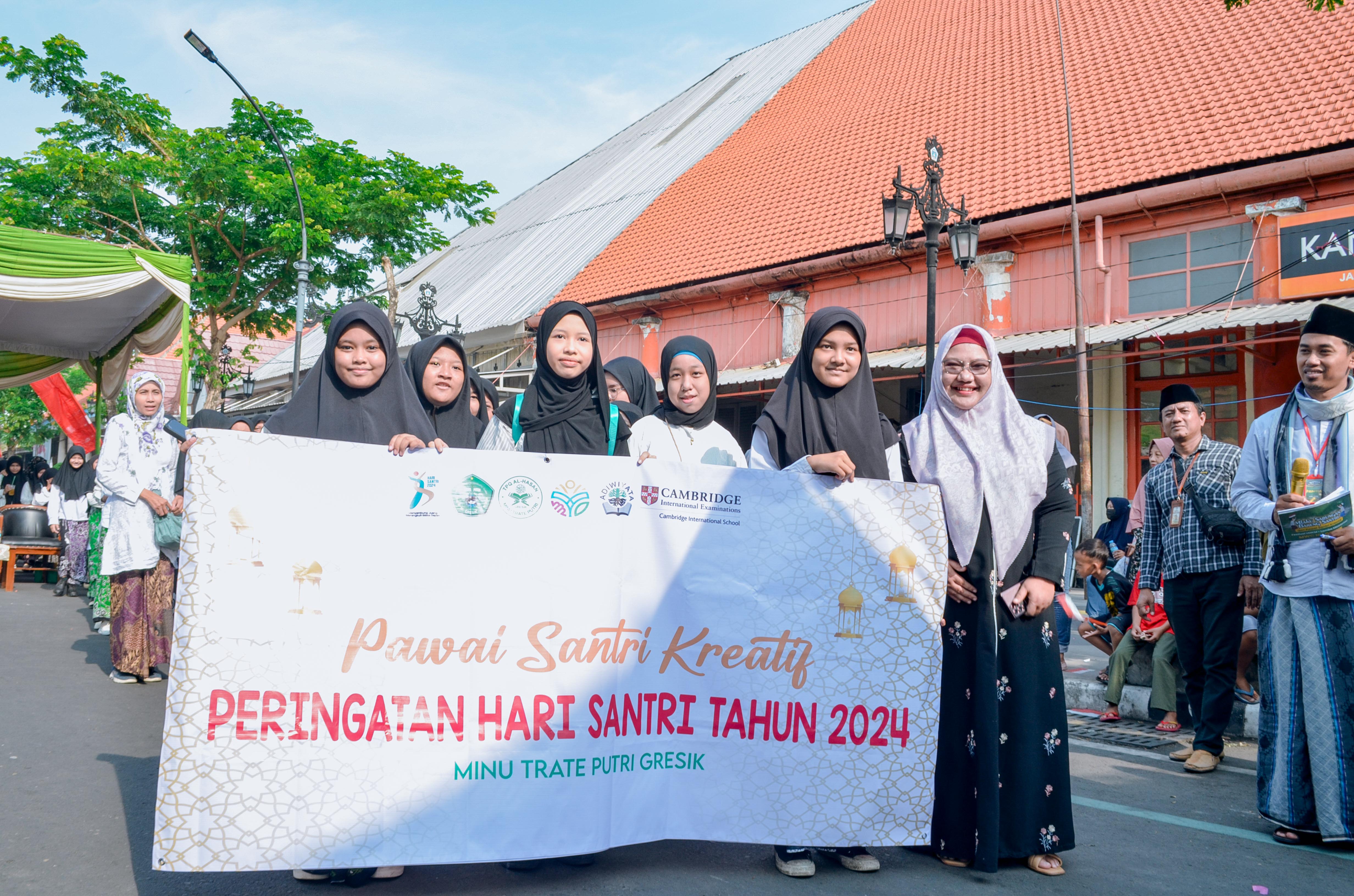 KAGUM: Plt Bupati Gresik Aminatun Habibah saat berfoto bersama para peserta mlaku sarungan dan pawai santri kreatif dalam ajang Festival Hari Santri Gresik 2024.