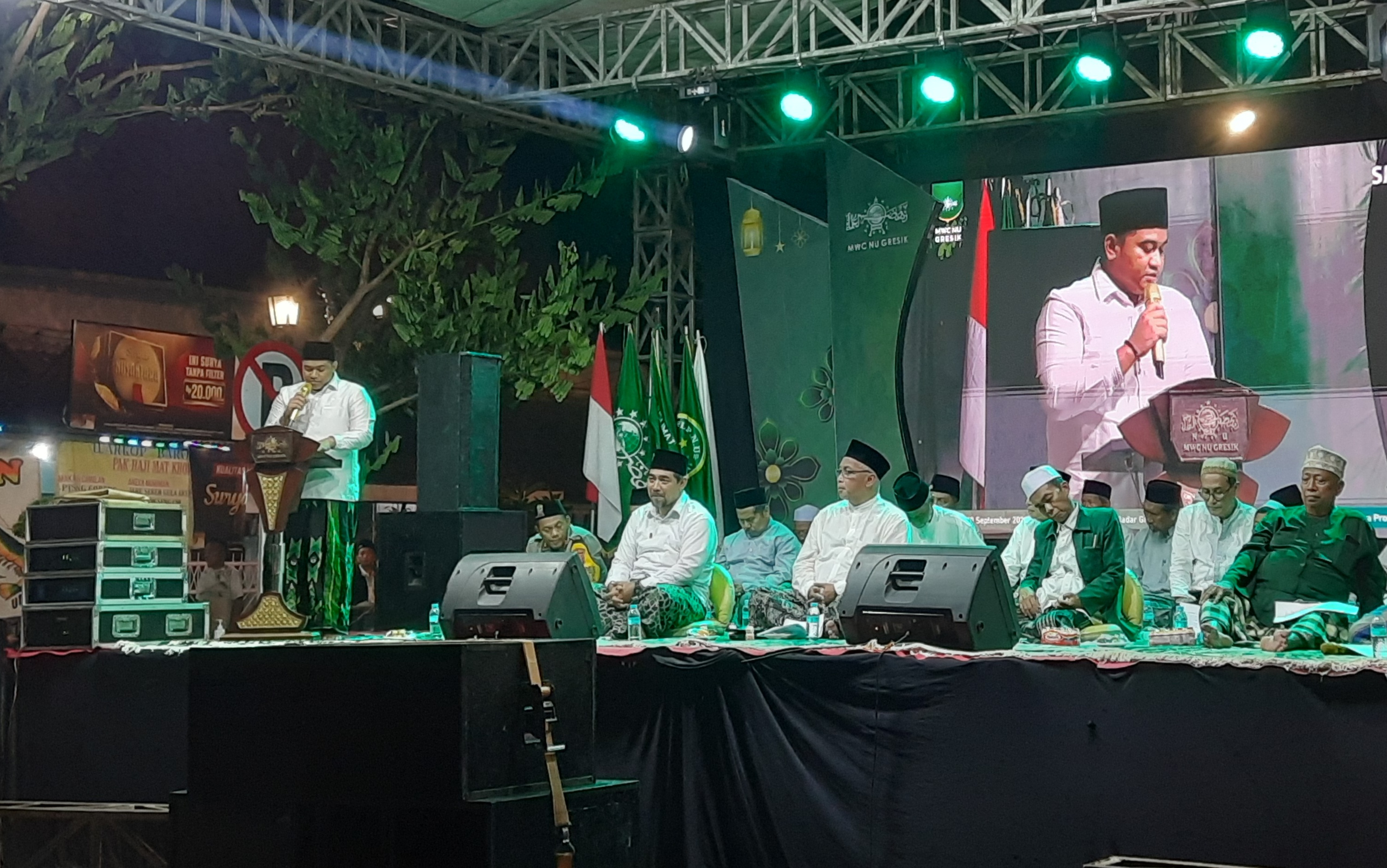 Ketua DPRD Gresik saat memberikan sambutan pada kegiatan gebyar sholawat Festival Hari Santri 2024.