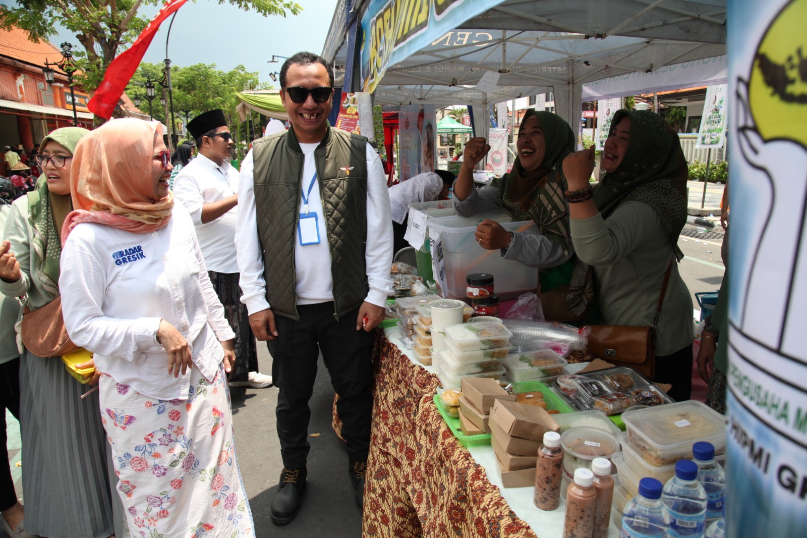 Anggota DPRD Gresik Dimas Setio Wicaksono saat mengunjungi stan UMKM pada kegiatan Festival Hari Santri 2024.