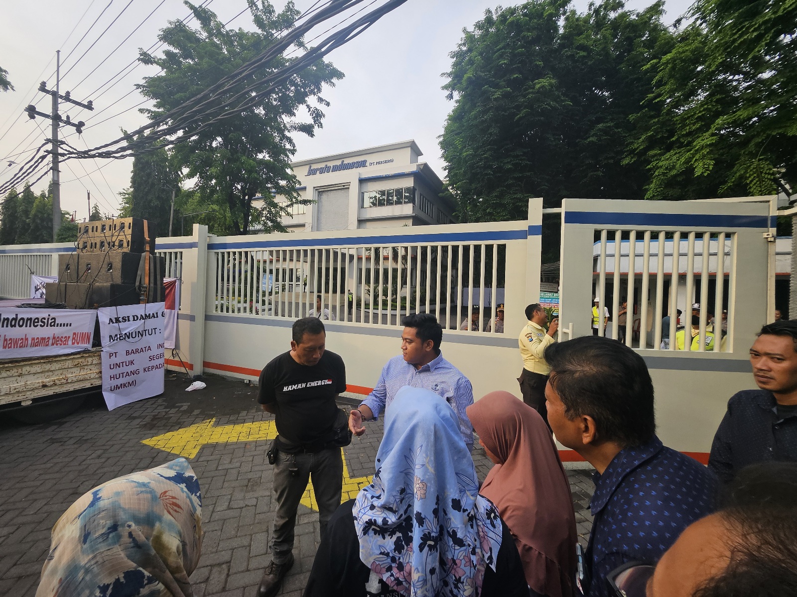 Turun ke Bawah : Ketua DPRD Gresik, Syahrul Munir menemui peserta aksi di depan kantor BUMN Barata Indonesia.