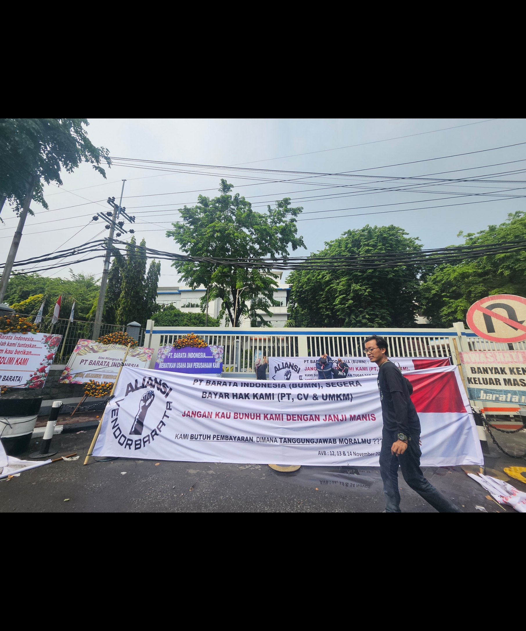 Miris : Puluhan poster dibentangkan diarea pintu masuk BUMN PT Barata Indonesia oleh para Vendor perusahaan yang menuntut tagihannya dibayarkan.
